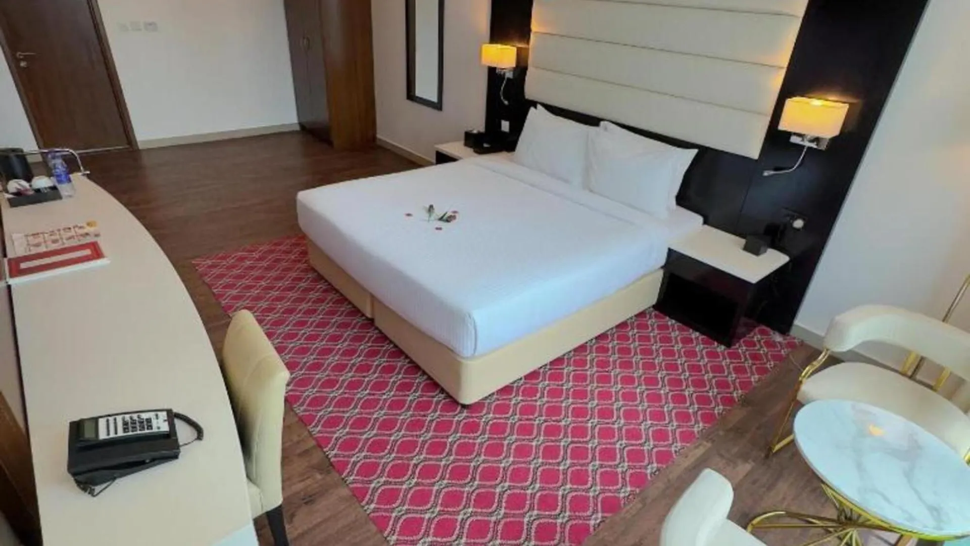 Emirates Grand Residences Dubai 4*,