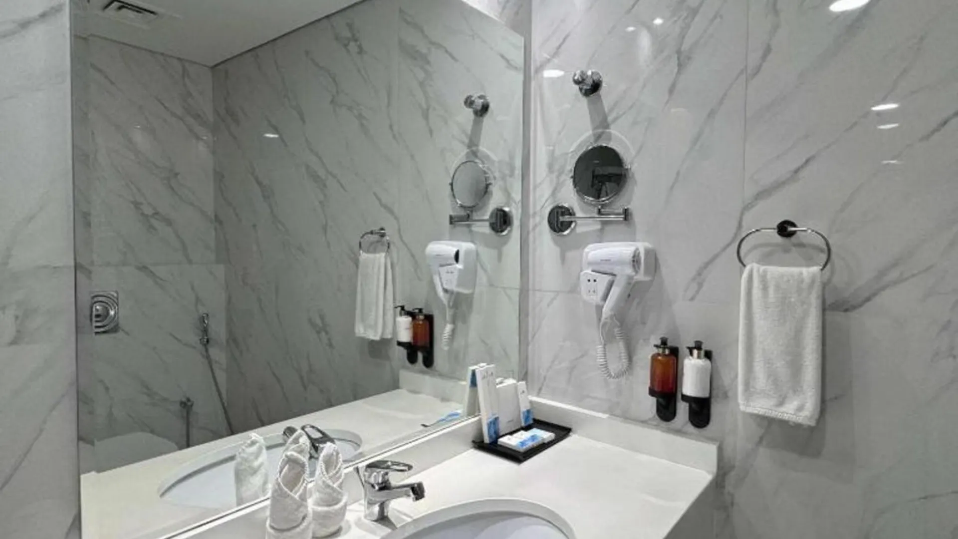 Emirates Grand Residences Dubai Hotel
